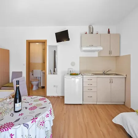 Beautiful In With Kitchen Apartment *